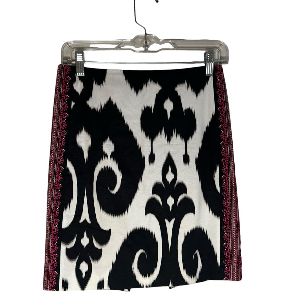 White House Black Market Pencil Skirt Black White Print Embroidered Trim size 0